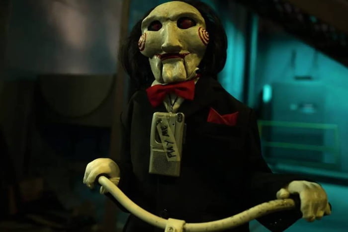 Imagem colorida do boneco Jigsaw, da saga Jogos Mortais - Metrópoles