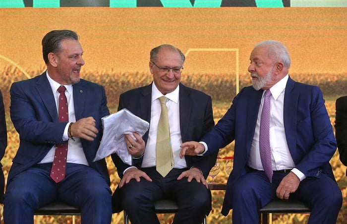 O ministro da Agricultura, Carlos Fávaro, mostra anotações durante conversa com Lula e com o vice-presidente, Geraldo Alckmin