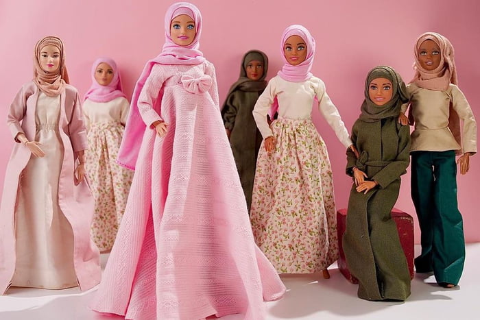 Grupo de Barbies usando hijab em fundo rosa - Metrópoles