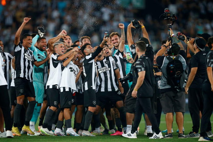 Equipe do Botafogo aparece comemorando vitória ao final de partida contra o Internacional