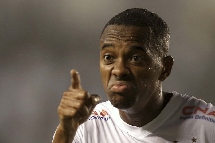 Robinho no Santos aponta para frente após gol - Metrópoles