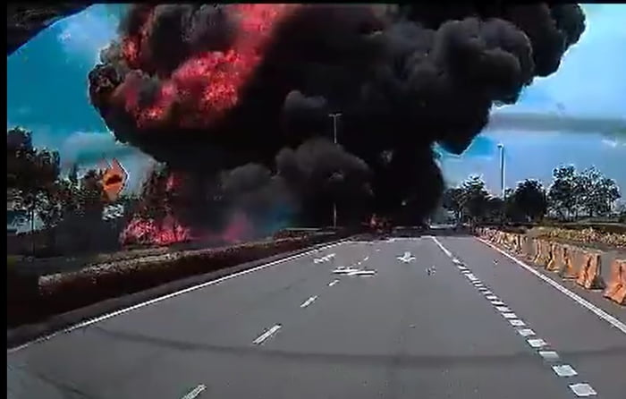 Imagem colorida de explosão provocada pela queda de um avião na Malásia