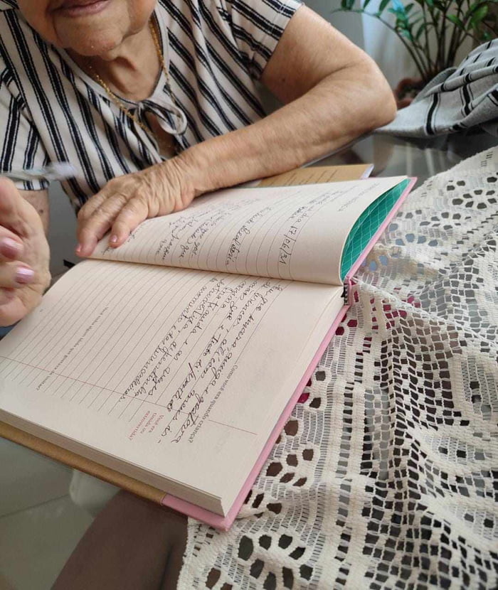 Foto mostra a idosa Zuleide Lea, que ganhou um livro para escrever suas memórias - Metrópoles