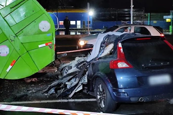 Foto colorida de carro de luxo e caminhão de lixo em acidente - Metrópoles