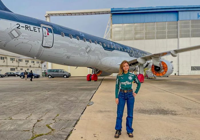Imagem colorida de Leila Pereira em frente a aeronave - Metrópoles