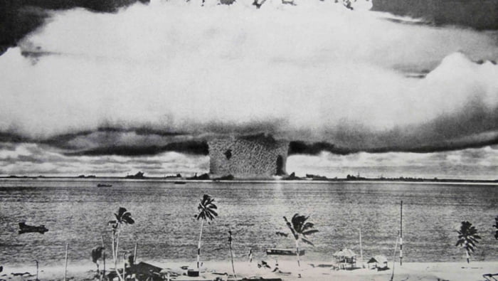 Imagem em preto e branco mostra teste de bomba atômica no Atol de Bikini - Metrópoles
