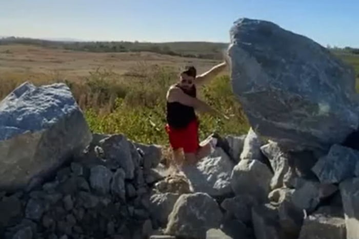 Imagem mostra trecho de vídeo em que pedra cai sobre radialista - Metrópoles