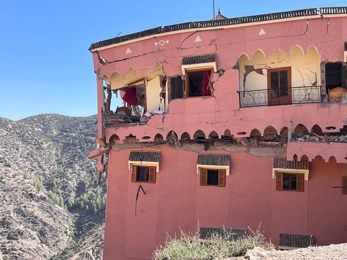 Foto colorida de uma casa rosa destruída após terremoto no Marrocos