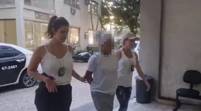 Imagem colorida de mulher sendo presa por suspeita de matar filha no Rio de Janeiro - Metrópoles