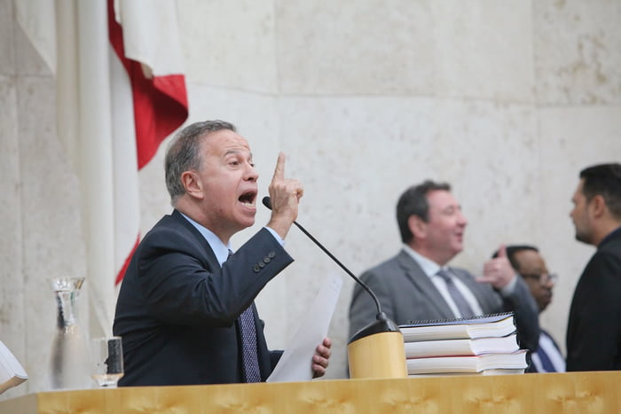 Imagem colorida mostra Camilo Cristófaro, com dedo em riste, no púlpito do plenário da Camara Municipal de SP