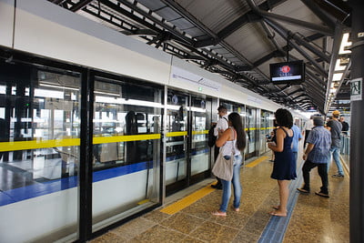 imagem colorida mostra pessoas esperando trem na linha 15-prata do monotrilho do metrô - metrópoles