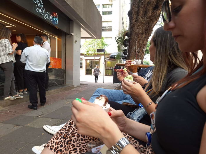 foto colorida mostra paulistanos tomando sorvete na Avenida Paulista em dia de forte calor e alta temperatura - Metrópoles