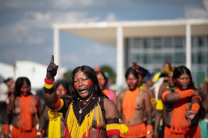 imagem colorida mostra indígenas em frente ao STF na votação sobre Marco Temporal bancada ruralista - Metrópoles