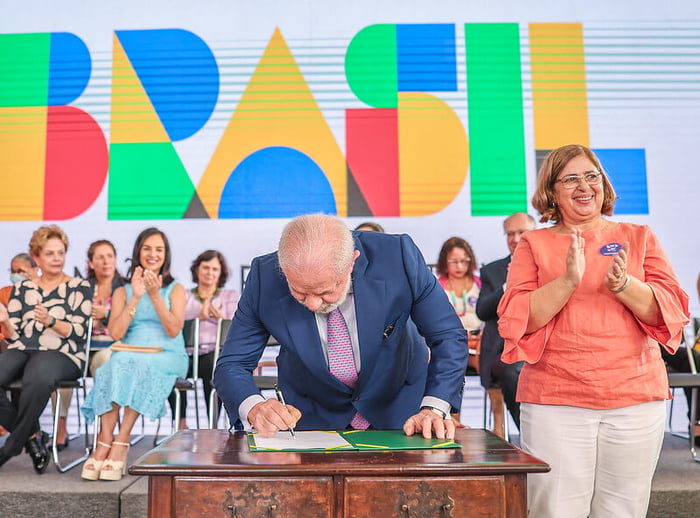 O presidente Lula assina decreto ao lado da ministra das Mulheres, Cida Gonçalves