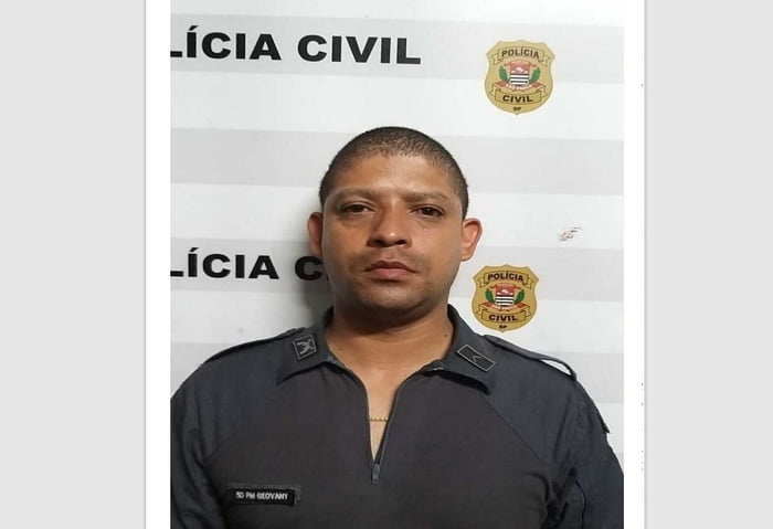 Imagem colorida de policial militar preso acusado de vender entorpecentes na Cracolândia. Ele é um homem pardo, de cabelo curto e está de uniforme - Metrópoles