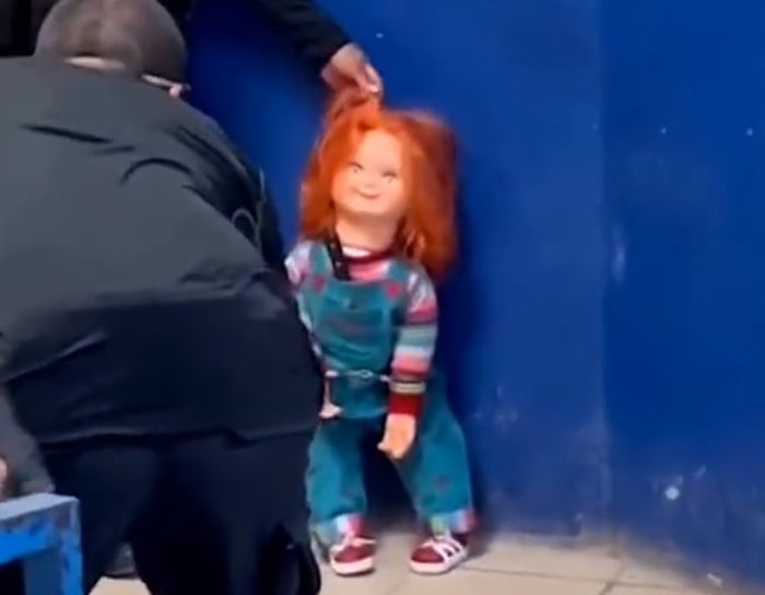 Imagem colorida de boneco Chucky tirando retrato policial no México - Metrópoles