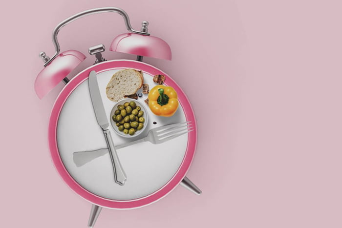 Ilustração sobre o metabolismo mostra relógio sobreposto com imagem de um prato - Metrópoles