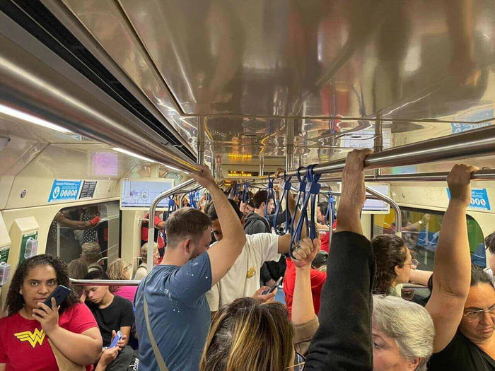 Foto colorida mostra vagão lotado do metrô de São Paulo