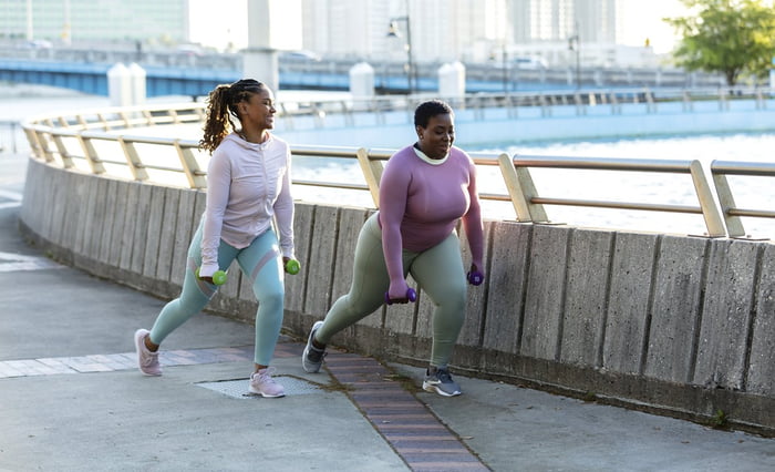 Duas mulheres afrodescendentes realizando exercícios ao ar livre - Metrópoles