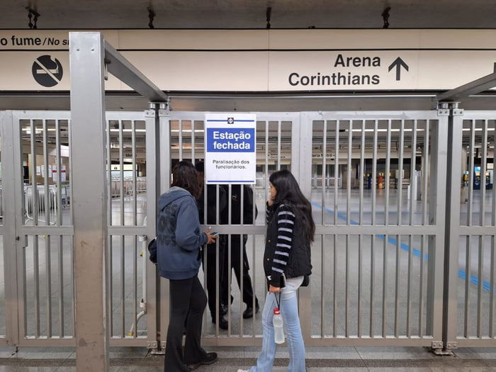foto colorida mostra acesso fechado na estação Itaquera durante greve dos metroviários - Metrópoles
