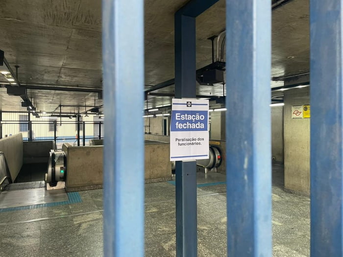 foto colorida mostra aviso na estação da Luz do Metrô informa sobre greve em SP nesta terça-feira - Metrópoles