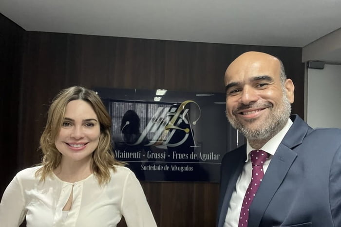 Rachel Sheherazade posa com seu advogado André Fróes de Aguilar - Metrópoles