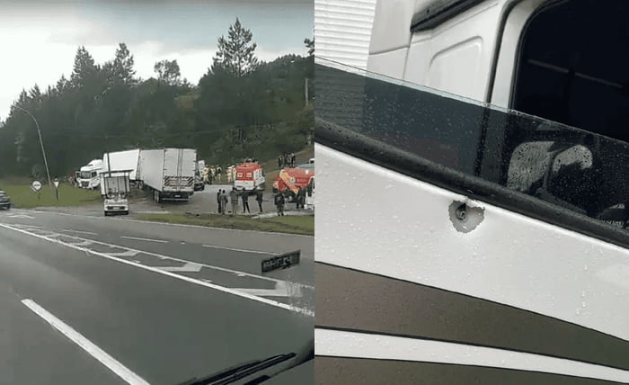 Fotografia colorida mostra local de acidente na beira da estra e porta de carro com furo causado por disparo de arma de fogo que também matou caminhoneiro