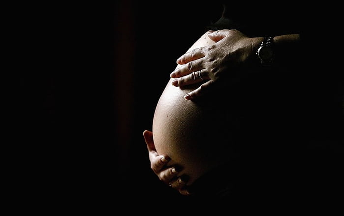 Imagem colorida de barriga de pessoa durante gravidez bebê - Metrópoles - grávida - dar à luz bebê gêmeos
