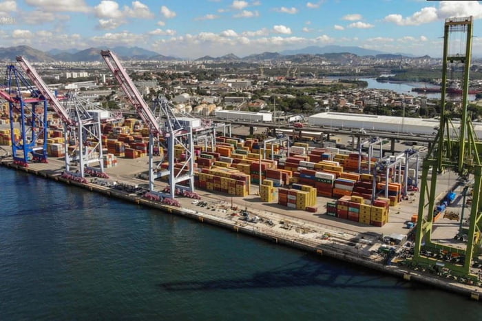 imagem de drone do porto de Santos lotado de containeres