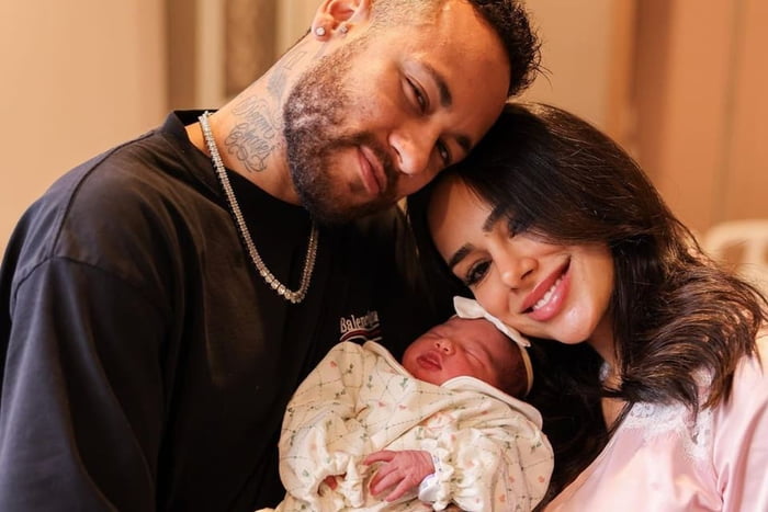 Neymar e Bruna Biancardi posam juntos após o nascimento de Mavie - Metrópoles