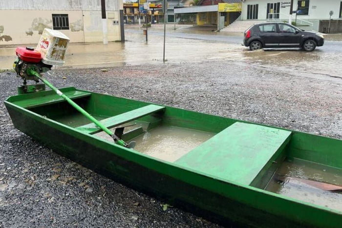 Foto colorida de estragos causados por chuva forte em Santa Catarina - Metrópoles