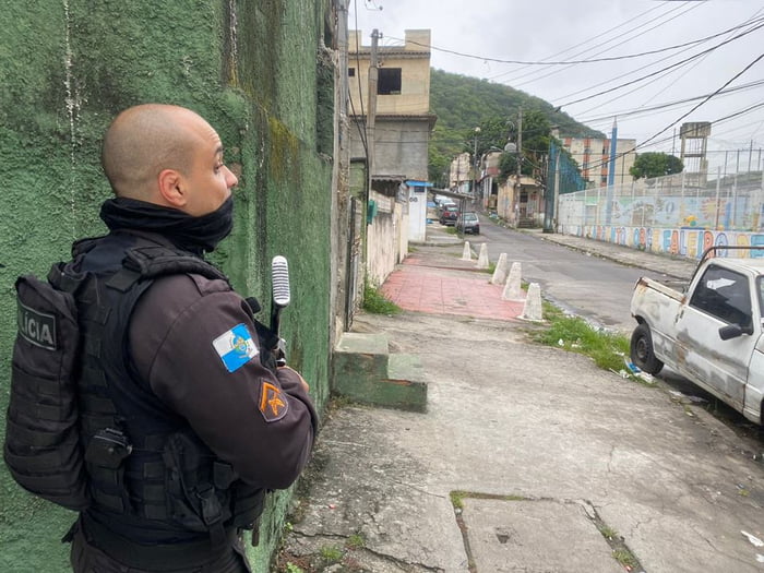 Imagem colorida de policial durante megaoperação no Rio de Janeiro contra integrantes do Comando Vermelho (CV) - Metrópoles