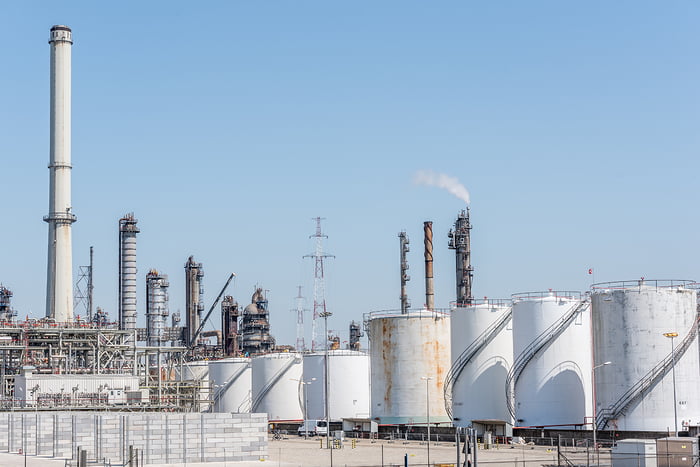 Uma visão geral de uma refinaria de petróleo da Total Oil em Antuérpia