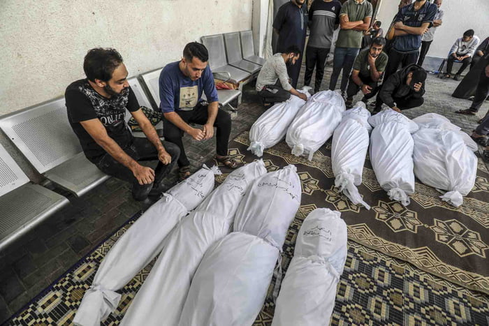 Os palestinos se reúnem em torno dos corpos vítimas dos ataques aéreos israelenses - Metrópoles