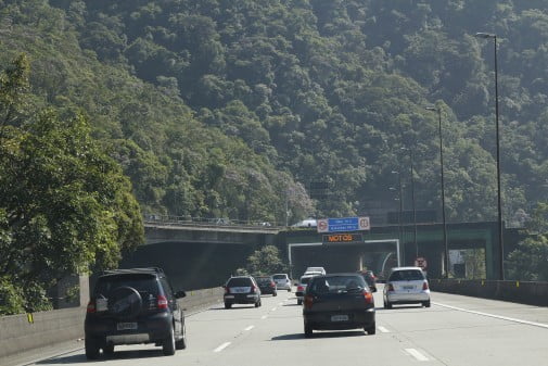 imagem colorida mostra fluxo de veículos na rodovia dos imigrantes próximo à entrada de um túnel, usado para a volta dos paulistanos do litoral para a capital - metrópoles