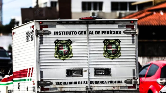 Imagem colorida de traseira de veículo do Instituto de Perícias de SC irmãos mortos em fossa - Metrópoles