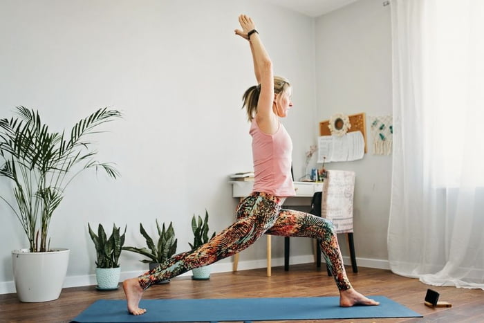 mulher praticando yoga