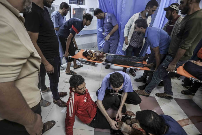 Dezenas de pessoas feridas estão sendo levadas para o Hospital Al-Shifa após o ataque aéreo ao Hospital Batista Al-Ahli na cidade de Gaza