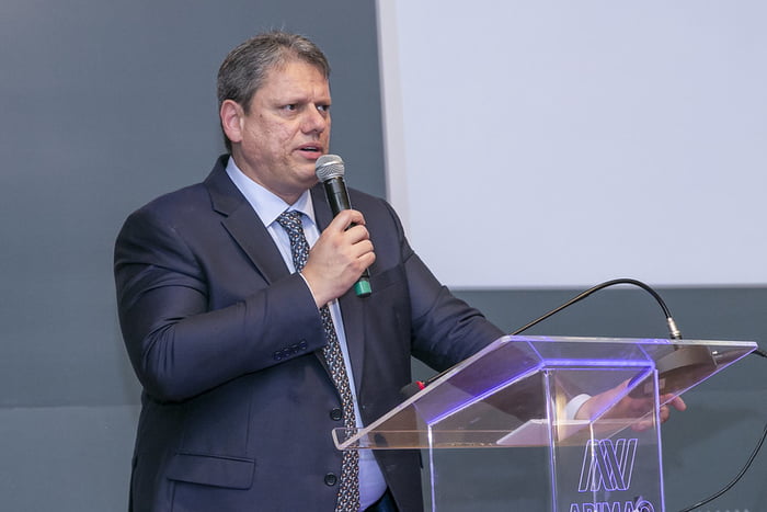 Fotografia colorida mostra o governador Tarcísio de Freitas, um homem branco, vestido com terno preto, camisa azul clara e gravata azul escura, falando sobre os planos de privatização da Sabesp - Metrópoles