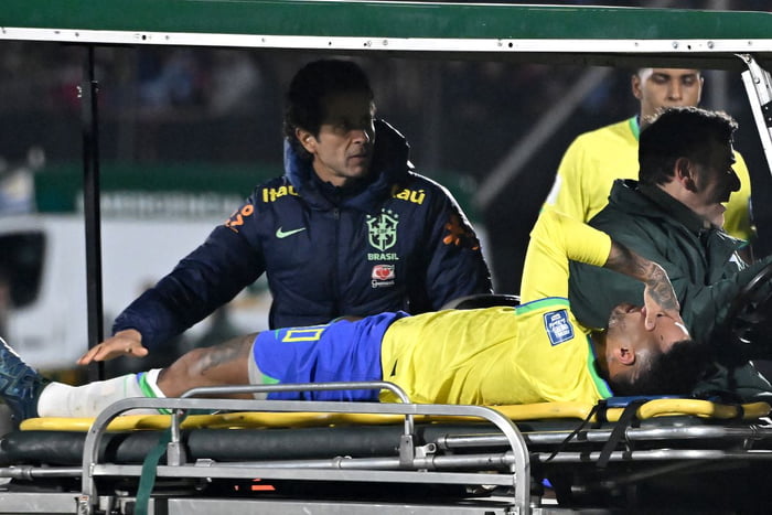 Neymar sente lesão e deixa campo chorando - Metrópoles