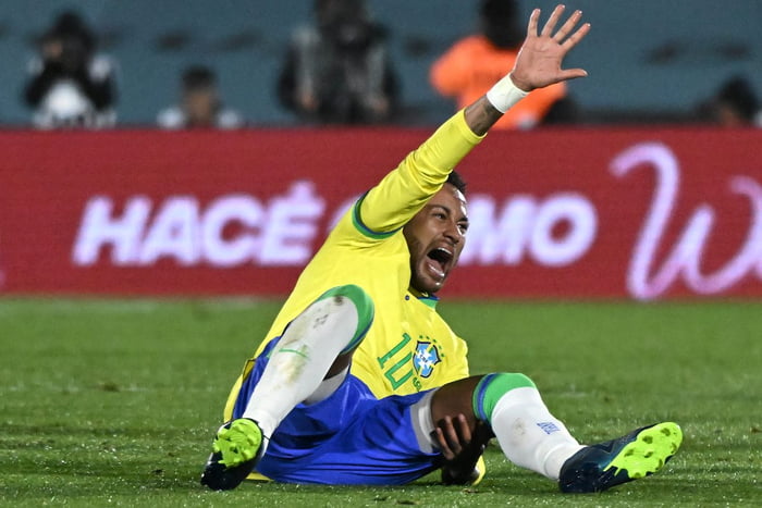 Neymar lesiona joelho em jogo contra Uruguai - Metrópoles