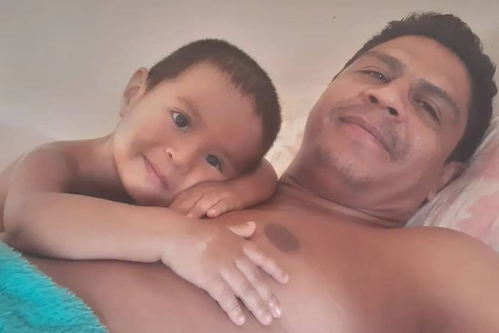 Wagner Pereira da Silva e o filho, Cássio da Silva Pereira. O pai matou o bebê, de 2 anos, espancado no DF - Metrópoles