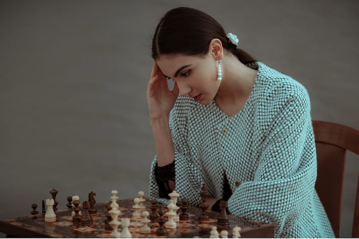 Jovem mulher raciocinando em jogo de xadrez - Metrópoles