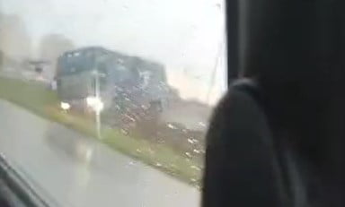 imagem de ônibus tombando