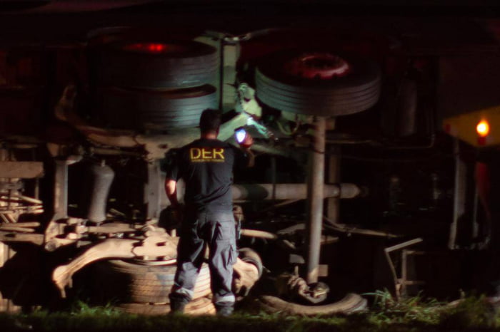 foto colorida de acidente com ôninus na BR-070, em Ceilândia, no DF - Metrópoles