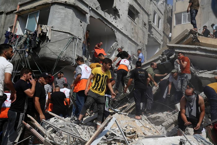 Foto colorida de prédio destruído após ataque de Israel contra a Faixa de Gaza - Metrópoles