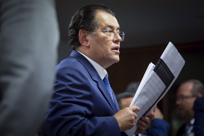imagem colorida mostra senador eduardo braga relator da reforma tributária no senado - Metrópoles