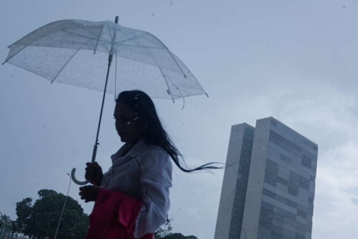Chove em Brasília no início da tarde desta sexta-feira (27/10). A temperatura na capital federal está em 26°C com ventos de até 15km/h.