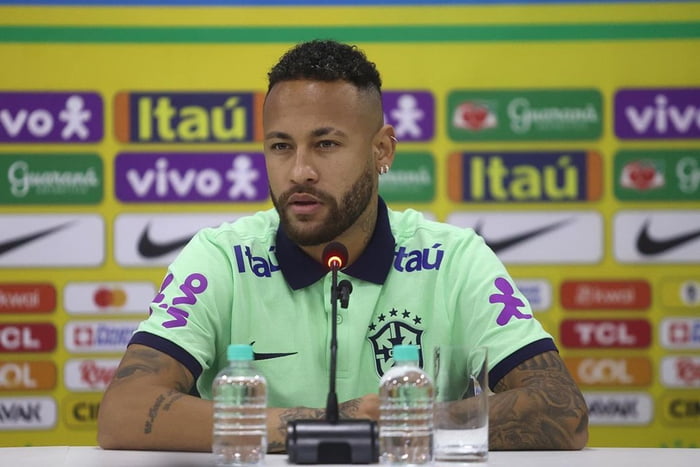 Neymar posa durante a coletiva antes de mais um dos jogos da Seleção Brasileira - Metrópoles