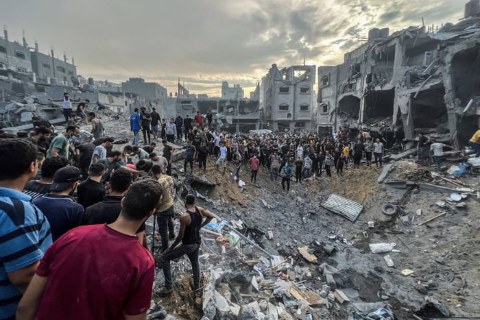 Imagem colorida mostra destruição deixada no campo de refugiados de jabalia, após ataque aéreo - Metrópoles